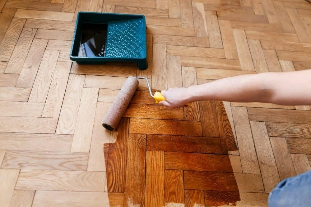 Chà nhám và sơn lại sàn gỗ