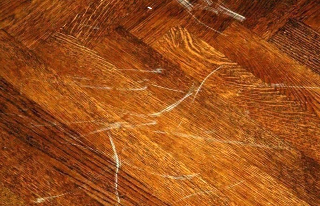 Bề mặt sàn gỗ bị xước
